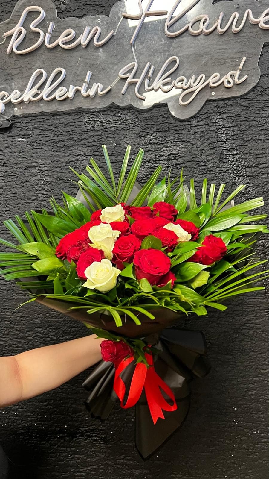 Kırmızı ve beyaz güllerden hazırlanmış, kırmızı kurdeleli 21'li gül buketi